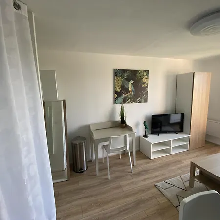 Le Petit Cartoucherie Apartment *